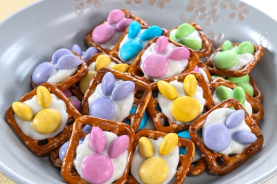 A plate of Pretzel Bunny Treats